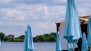 İnsanlar bir yaz gününde bir dinlenme sahip olmadan kapalı plaj şemsiyeleri ile Sketch yaz plaj, zoom ve kamera hareketi efektleri ile video klip