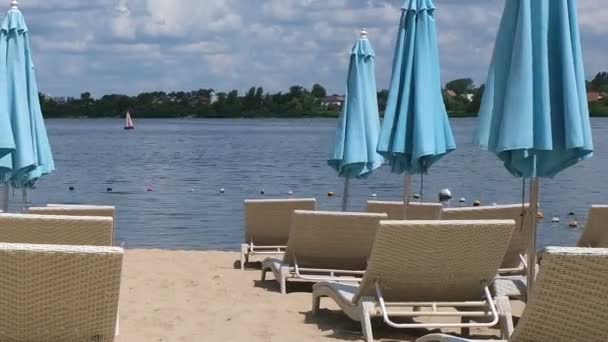 Szkic Letnia Plaża Zamkniętych Parasoli Plażowych Bez Ludzi Odpoczynku Nim — Wideo stockowe