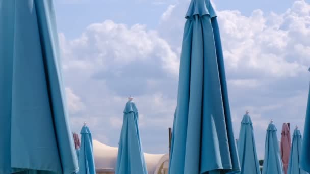 夏の日に休息を取ることなく 閉鎖されたビーチの傘を持つスケッチ夏のビーチ ズームとカメラの動き効果を持つビデオクリップ — ストック動画