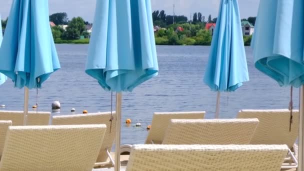 Skizze Sommerstrand Mit Geschlossenen Sonnenschirmen Ohne Dass Sich Die Menschen — Stockvideo