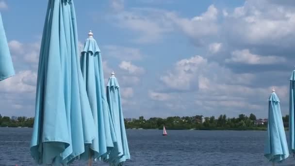 绘制夏季海滩与封闭的海滩伞 没有人们休息 在夏天的一天 视频剪辑时间与变焦和相机移动效果 — 图库视频影像