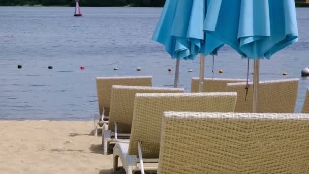 Bosquejo Playa Verano Con Sombrillas Cerradas Sin Que Gente Descanse — Vídeo de stock