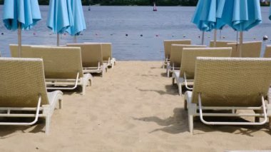 İnsanlar bir yaz gününde bir dinlenme sahip olmadan kapalı plaj şemsiyeleri ile Sketch yaz plaj, video klip 