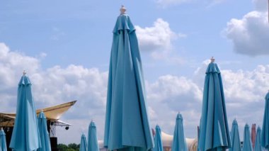 İnsanlar bir yaz gününde bir dinlenme sahip olmadan kapalı plaj şemsiyeleri ile Sketch yaz plaj, video klip 