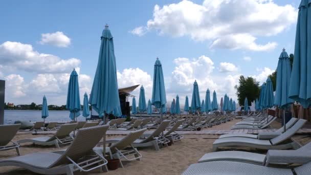素描夏季海滩与封闭的海滩伞 没有人们休息 在夏天的一天 视频剪辑时间推移 — 图库视频影像