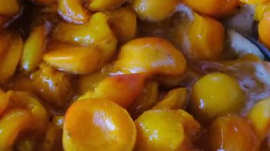 Şeker ile kendi suyu içinde çekirdeksiz meyve yarıdan kayısı reçel pişirme fotoğraf makinesi yakınlaştırma kullanarak yakın çekim eklendi
