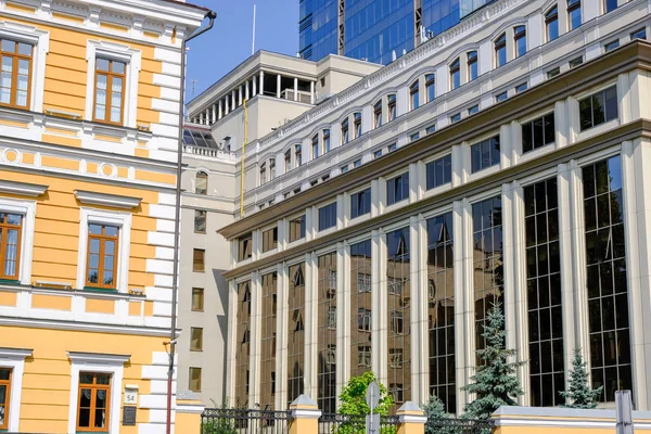 Современное красивое офисное здание в Киеве — стоковое фото