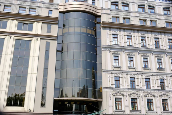 Nowoczesny, piękny budynek biurowy w Kijowie — Zdjęcie stockowe