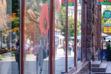 Şirket mağazalarının pencerelerinde yansıma