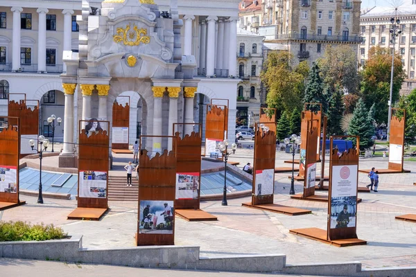 Självständighetstorget sommar stadsbilden i Kiev — Stockfoto