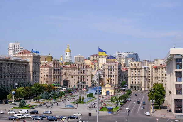 Kiev Bağımsızlık Meydanı yaz şehir manzarası — Stok fotoğraf