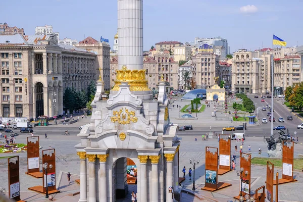 Självständighetstorget sommar stadsbilden i Kiev — Stockfoto