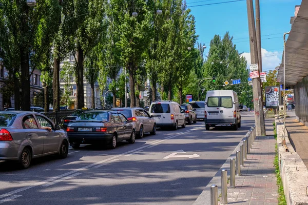 Strada del paesaggio urbano estivo nel centro di Kiev — Foto Stock