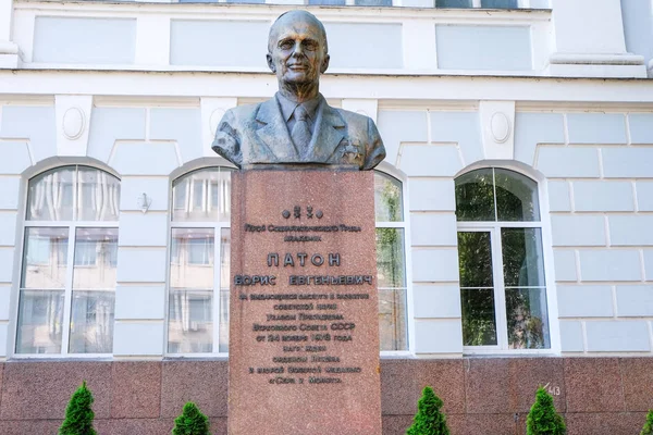 Bronze bust academician Boris Paton — Stock Photo, Image