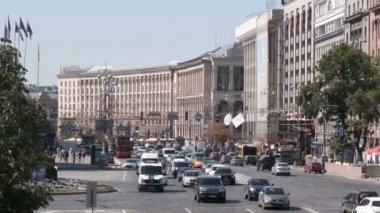 Kiev Şehir video klip araba trafiği, Ukrayna 08/19/2019 Avrupa Meydanı alanında, normal bir çalışma güneşli yaz günü