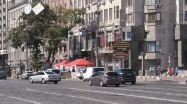 Kiev Şehir video klip araba trafiği, Ukrayna 08/19/2019 Avrupa Meydanı alanında, normal bir çalışma güneşli yaz günü