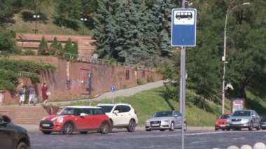 Kiev Şehir video klip araba trafiği, Ukrayna 08/19/2019 Avrupa Meydanı alanında, normal bir çalışma güneşli yaz günü
