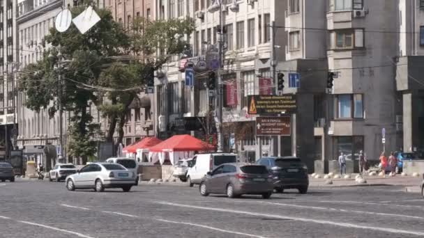 키예프에서 비디오 자동차 트래픽 우크라이나 2019 광장의 지역에서 정상적인 화창한 — 비디오