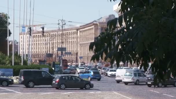 城市视频剪辑汽车交通在基辅 乌克兰 2019 在欧洲广场地区 一个正常工作的阳光明媚的夏日 — 图库视频影像