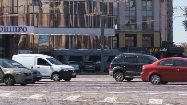 키예프에서 비디오 자동차 트래픽 우크라이나 2019 광장의 지역에서 정상적인 화창한 — 비디오