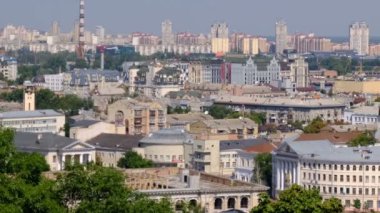 Podil alanında Dinyeper, Kiev, Ukrayna 08/19/2019 dolgu panoramik video klip görünümleri, nehir istasyonu ve sağ bankadan yapım aşamasında yeni köprü, güneşli yaz günü