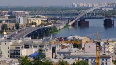 Podil alanında Dinyeper, Kiev, Ukrayna 08/19/2019 dolgu panoramik video klip görünümleri, nehir istasyonu ve sağ bankadan yapım aşamasında yeni köprü, güneşli yaz günü