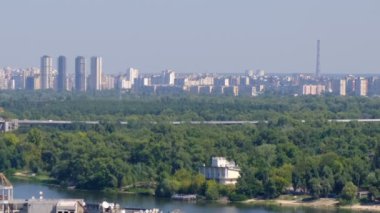 Podil alanında Dinyeper, Kiev, Ukrayna 08/19/2019 dolgu panoramik video klip görünümleri, nehir istasyonu ve sağ bankadan yapım aşamasında yeni köprü, güneşli yaz günü