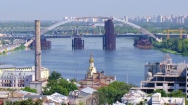 Podil alanında Dinyeper, Kiev, Ukrayna 08/19/2019 dolgu panoramik video klip görünümleri, nehir istasyonu ve sağ bankadan yapım aşamasında yeni köprü, güneşli yaz günü