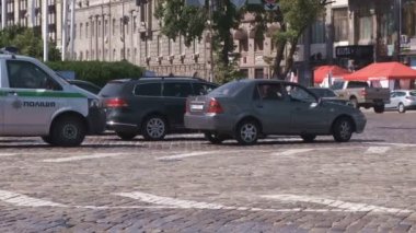 Kiev Şehir video klip araba trafiği, Ukrayna 08/19/2019 Avrupa Meydanı alanında, normal bir çalışma güneşli yaz günü