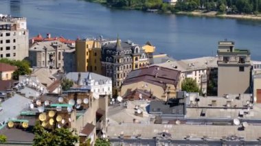 Podil alanında Dinyeper, Kiev, Ukrayna 08/19/2019 dolgu panoramik video klip görünümleri, nehir istasyonu ve sağ bankadan yapım aşamasında yeni köprü, güneşli yaz günü