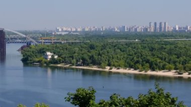 Podil alanında Dinyeper, Kiev, Ukrayna 08/19/2019 dolgu panoramik video klip görünümleri, nehir istasyonu ve sağ bankadan yapım aşamasında yeni köprü, güneşli yaz günü