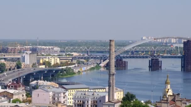 ドニパー キエフ ウクライナの堤防のパノラマビデオクリップビュー 2019 ポディルのエリアで 川の駅と右岸から建設中の新しい橋 晴れた夏の日 — ストック動画
