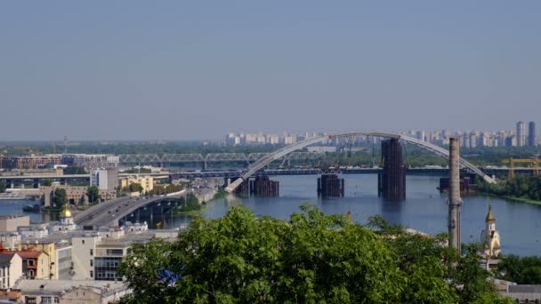 キエフ ウクライナのドニエパーの右岸から堤防のパノラマビデオ画像都市景観 2019川駅の地区 ポディルと建設中の橋 高解像度4K — ストック動画