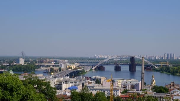 キエフ ウクライナのドニエパーの右岸から堤防のパノラマビデオ画像都市景観 2019川駅の地区 ポディルと建設中の橋 高解像度4K — ストック動画
