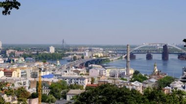 Kiev Dinyeper sağ kıyısından dolgu Panoramik video resim cityscape üst görünümü, Ukrayna, 08/19/2019 nehir istasyonu, Podil ve yapım aşamasındaki köprü, yüksek çözünürlüklü 4k