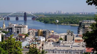 Kiev Dinyeper sağ kıyısından dolgu Panoramik video resim cityscape üst görünümü, Ukrayna, 08/19/2019 nehir istasyonu, Podil ve yapım aşamasındaki köprü, yüksek çözünürlüklü 4k