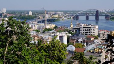 Kiev Dinyeper sağ kıyısından dolgu Panoramik video resim cityscape üst görünümü, Ukrayna, 08/19/2019 nehir istasyonu, Podil ve yapım aşamasındaki köprü, yüksek çözünürlüklü 4k