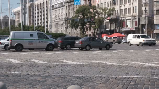 城市视频剪辑汽车交通在基辅 乌克兰08 2019在欧洲广场地区 一个正常工作的阳光明媚的夏日 高分辨率4K — 图库视频影像