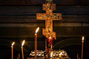 İnce cenaze mumları yanıyor 