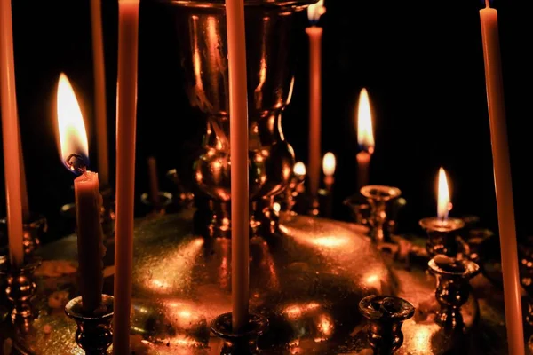 Dunne begrafenis kaarsen branden — Stockfoto