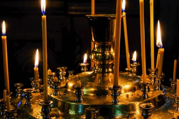 Тонкі похоронні свічки горять — стокове фото