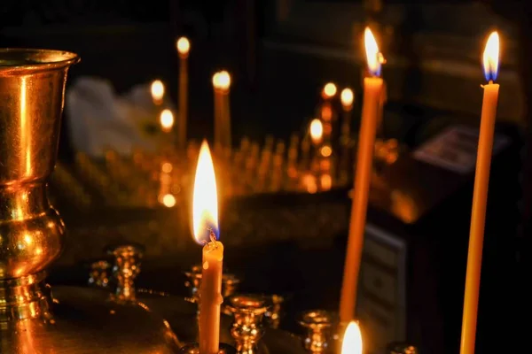 Velas funerárias finas queimam — Fotografia de Stock