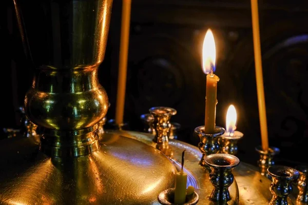 İnce cenaze mumları yanıyor 