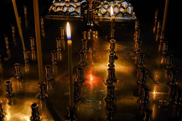 İnce cenaze mumları yanıyor 