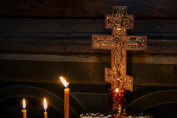 Velas funerárias finas queimam — Fotografia de Stock