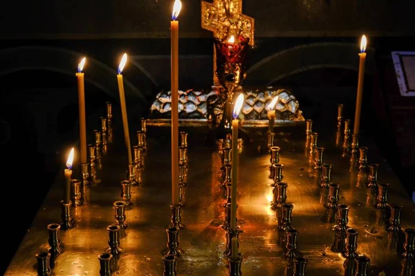 Candele funebri sottili bruciano — Foto Stock