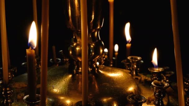 Nce Kilise Mumları Yüksek Çözünürlüklü Karanlıkta Kutsal Görüntülerin Yakınında Bir — Stok video