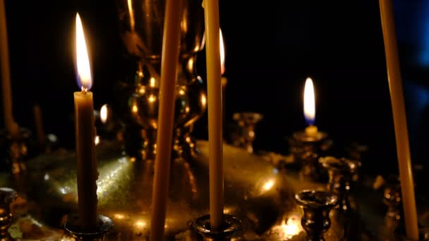 Тонкі Церковні Свічки Горять Православній Християнській Церкві Біля Святих Образів — стокове відео