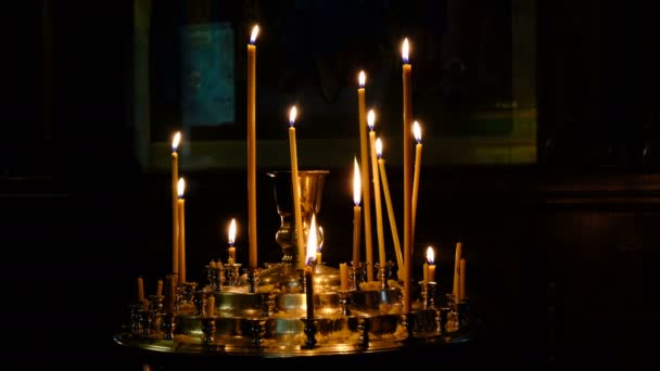 Subtiele Kerk Kaarsen Branden Een Orthodoxe Christelijke Kerk Buurt Van — Stockvideo