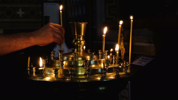Sottili Candele Della Chiesa Bruciano Una Chiesa Cristiana Ortodossa Vicino — Video Stock